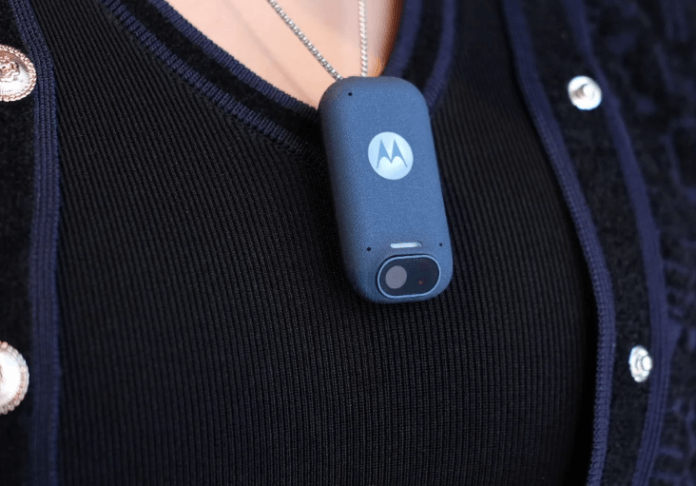 Proiectul Maxwell: Gadgetul purtabil cu AI de la Motorola care observă realitatea în locul tău