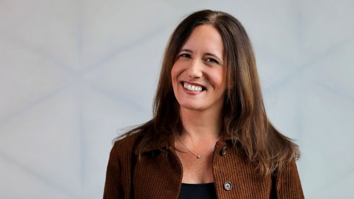 Cine este femeia „fără diplomă de liceu” care dă afară 16.000 de angajați de la Amazon