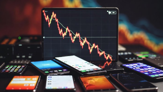 Livrările mondiale de smartphone-uri, anticipate să diminueze cu 12% în 2026