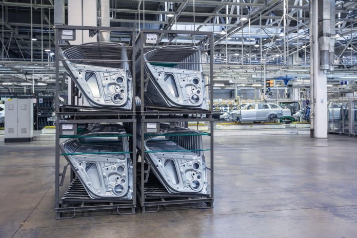 Criza auto din România: Firmele își schimbă direcția către fabricarea de tancuri și drone