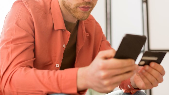 Patru indivizi au fost reținuți la Buzău în legătură cu trafic de droguri pe internet.