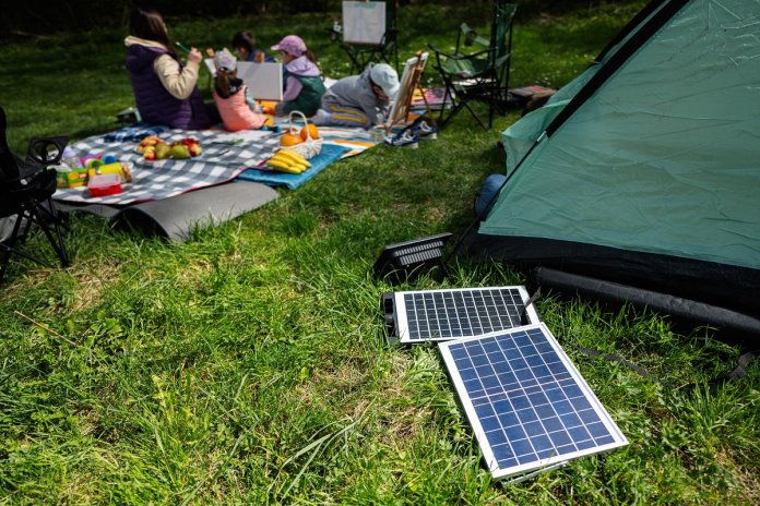 Sistem solar portabil cu Bluetooth și radio - Oferta Dedeman la 400 de lei, perfect pentru camping, cabane sau locuri fără curent electric.