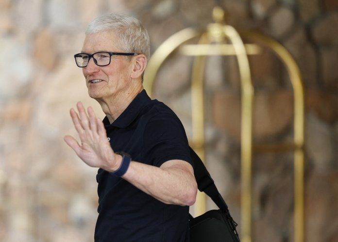 Tim Cook respinge speculațiile referitoare la plecarea sa de la șefia Apple