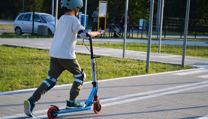 Cum să-i instruiești pe cei mici pentru a folosi trotineta în mod sigur?