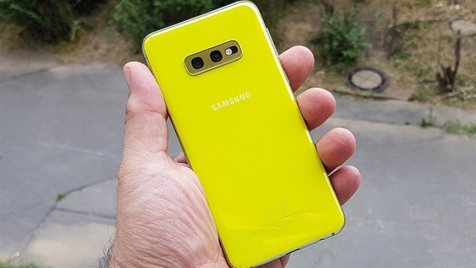 Samsung detaliază rațiunile pentru care a decis să nu mai fabrice telefoane de dimensiuni reduse.