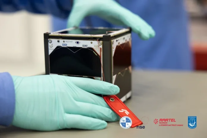 Satelitul românesc EMISAR, cunoscut sub denumirea de „poștașul cosmic”, a început să funcționeze.