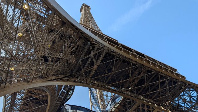 Secțiune veritabilă a Turnului Eiffel, scoasă la licitație în Paris