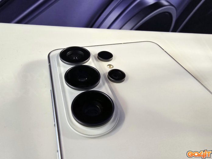 Telefoanele Samsung Galaxy S27 ar putea prezenta o nouă amplasare a camerelor. Care ar putea fi cauza acestei schimbări?