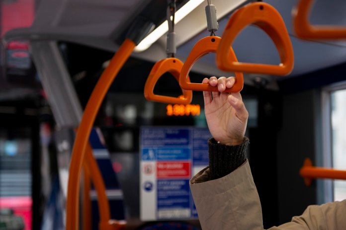 Autobuz fără șofer, coliziune în debutul călătoriei