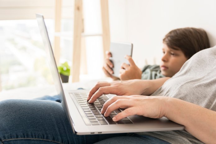 Cele mai dăunătoare activități online pentru mediul înconjurător în 2026
