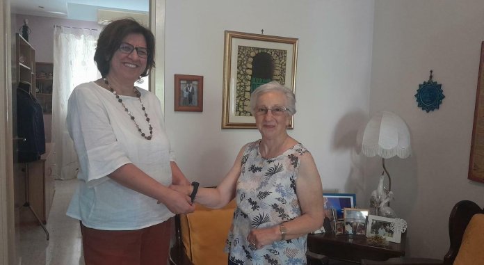 Cum ajută o brățară inteligentă persoanele în vârstă din Roma în timpul zilelor toride