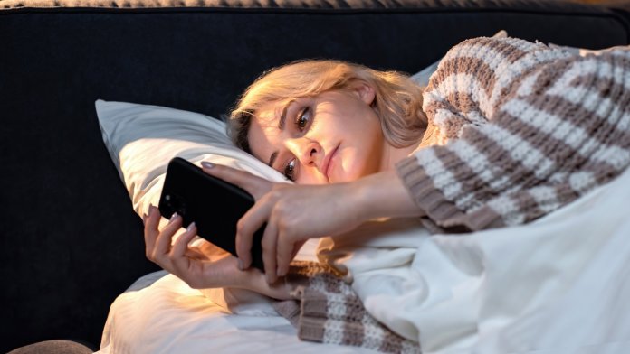Cum influențează telefoanele mobile relațiile de cuplu și nașterile