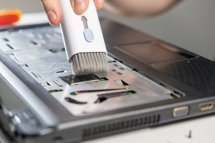 curatare laptop