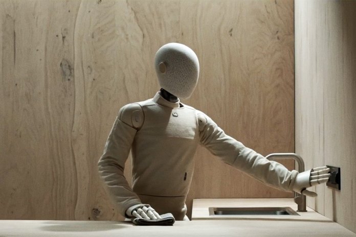 Farsă în robotică: O persoană mascată în robotul umanoid care curăța farfurii