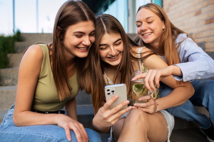 Impactul platformelor de socializare asupra adolescentelor din România