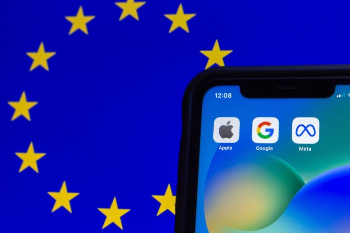 Noua variantă a AI-ului Siri nu va fi accesibilă în UE în această perioadă. Apple și autoritățile europene își fac acuzații una alteia.