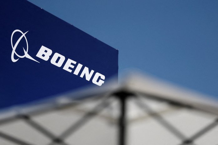 TAROM consacră un Boeing 737 MAX „Mircea Lucescu”