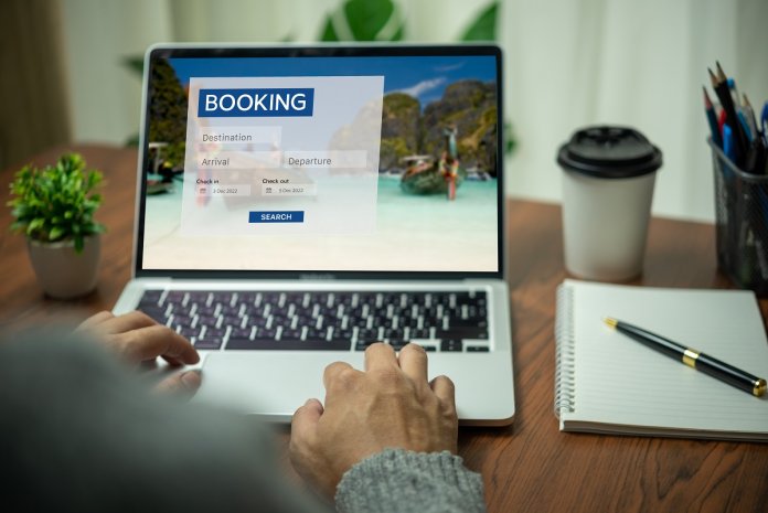 Fraudă pe Booking: Hackeri folosesc informațiile autentice ale călătorilor pentru a le fura banii