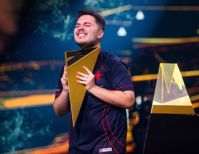 Răzvan Puiu, originating from România, a obținut titlul de Campion Mondial la EA SPORTS FC.