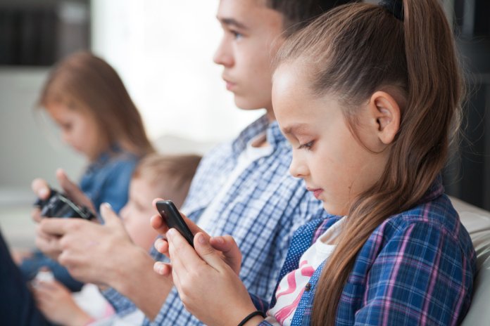 UE ar putea să interzică accesul copiilor sub 13 ani la rețelele sociale