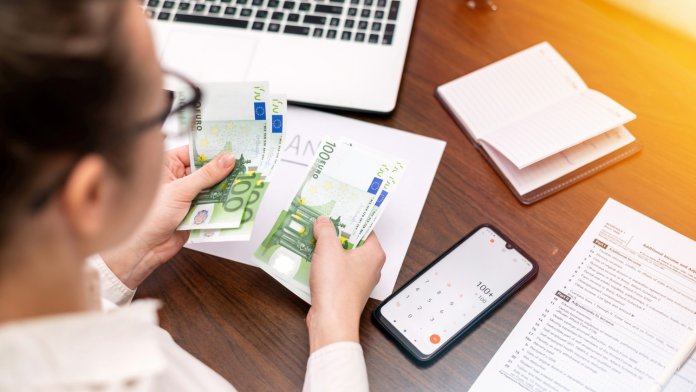 Cum afectează IA remunerațiile: cine câștigă și cine suferă pierderi financiare