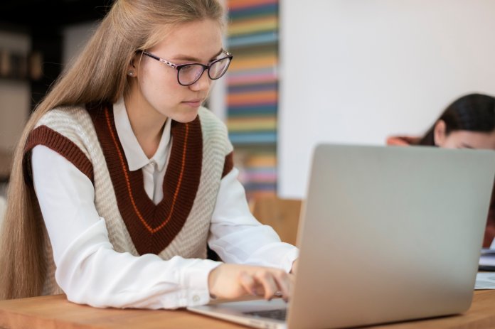 Mai puține gadgeturi electronice în sălile de clasă: Suedia investește în manuale imprimate.