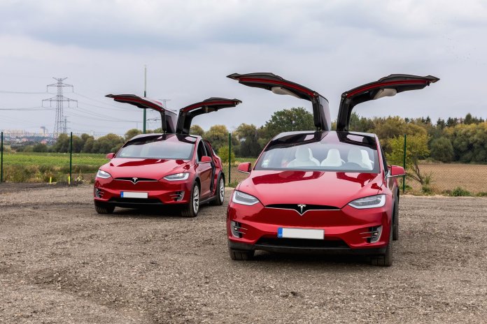 Marea Britanie implementează o taxă pe fiecare kilometru parcurs de vehiculele electrice, iar Franța ar putea să adopte o măsură asemănătoare.