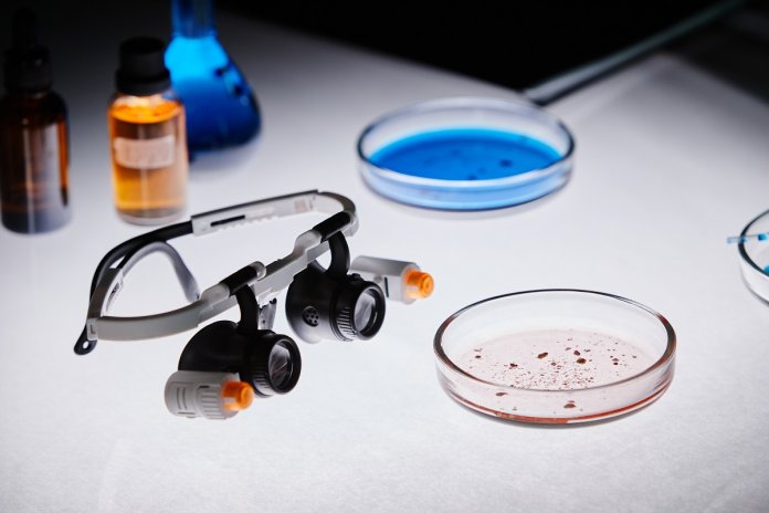 Roboți de 50 de ori mai mici decât un fir de păr adună bacterii prin intermediul luminii